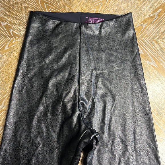 COMMANDO CONTROL High Waisted Raw Hem Black Faux Leather Legging M - Picture 7 of 13